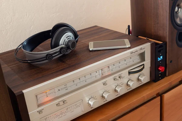Home Stereo Receiver Speakers Headphones Placed Wooden Retro Stelf Включает — стоковое фото