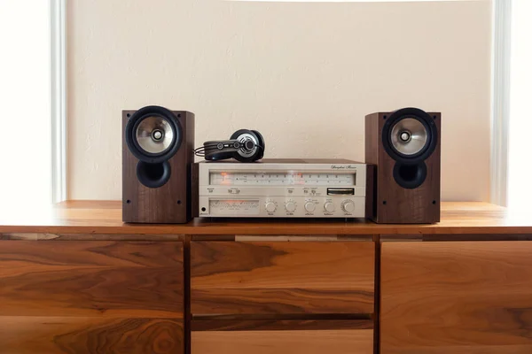 Home Stereo Receiver Speakers Headphones Placed Wooden Retro Stelf Audio Лицензионные Стоковые Изображения
