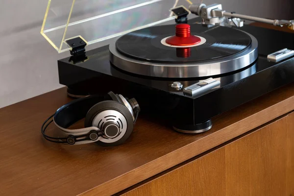 Vintage Stereo Turntable Vinyl Record Player Open Plastic Lid Headphones — стокове фото