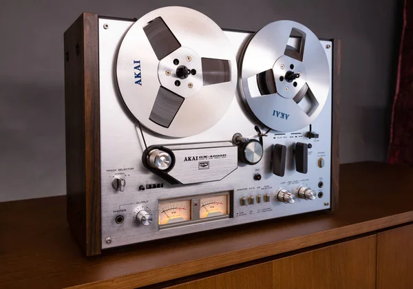 Akai Vintage Stereofoniczny Analogowy Kołowrotek Taśmy Magnetofonowej Audio Recorder Frontal — Zdjęcie stockowe
