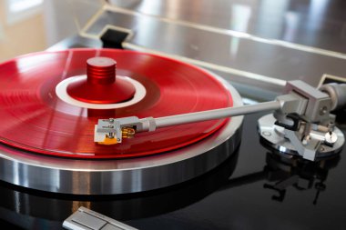 Klasik Stereo Turntable Plak Oynatıcı Tonearm Kırmızı Renkli Vinilin Üzerinde