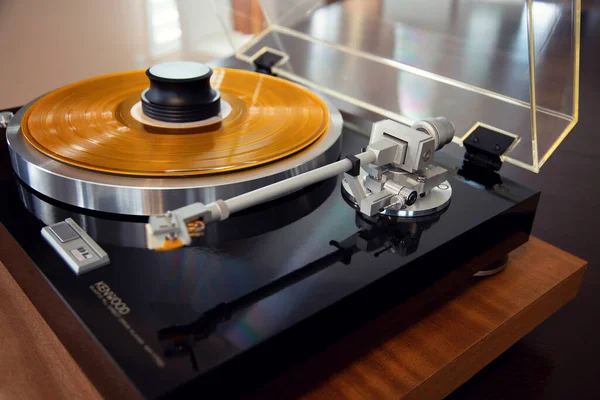 Vintage Stereo Turntable Record Player Colored Disk Weight Clamp — стоковое фото