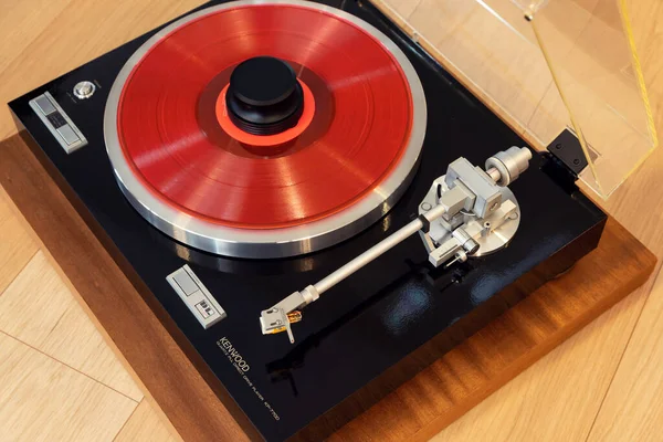 Vintage Stereo Plattenspieler Mit Farbiger Platte Und Gewichtsklemme — Stockfoto