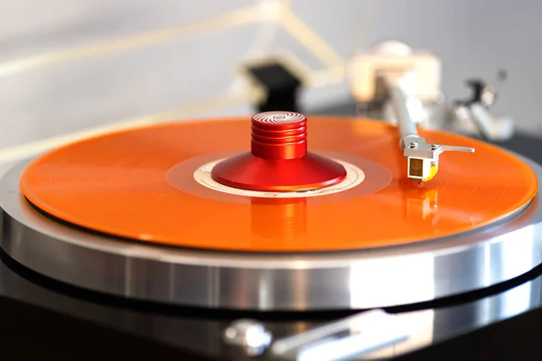 Vintage Stereo Turntable Record Player Tonearm Orange Colored Vinyl — Stock Photo, Image