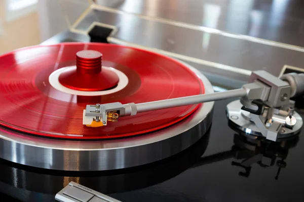 Vintage Stereo Turntable Record Player Tonearm Ovanför Röd Färgad Vinyl Royaltyfria Stockfoton