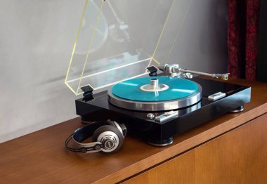 Ontario / Canada - SEPTEMBER 2, 2022: Kenwood Vintage Stereo Turntable Plak Oynatıcısı Mavi Disk, Kulaklık ve Gümüş Ağırlık Klempi