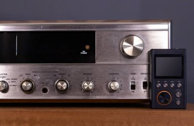Analaog Alıcı Yükselticisinin Önünde Kişisel Taşınabilir Dijital Müzik Ortamı Oynatıcı Gadget