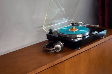 Klasik Stereo Turntable Plak Oynatıcı Mavi Disk, Kulaklık ve Siyah Ağırlık Kıskacı