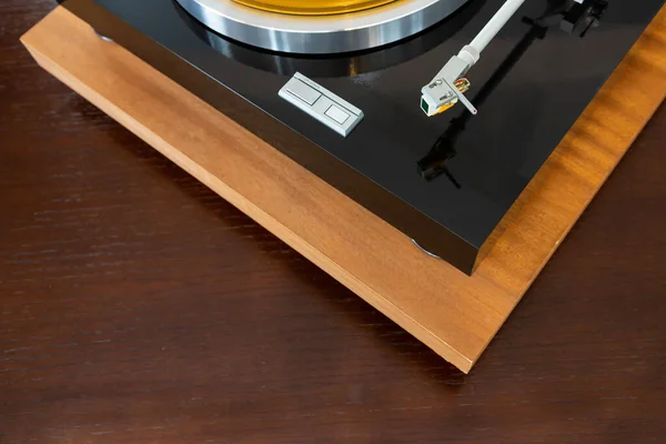 Tocadiscos Estéreo Vintage Record Player Tonearm Sobre Plinto Brillo Negro —  Fotos de Stock