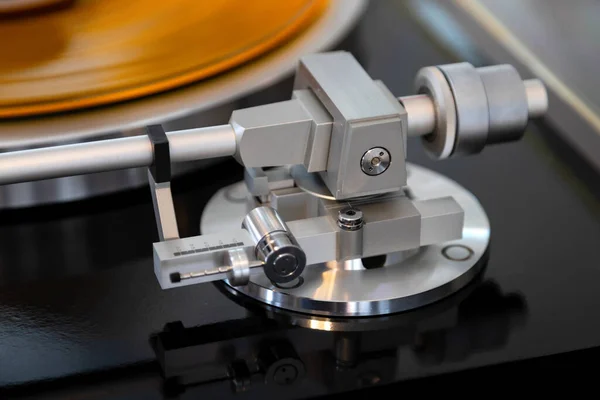 Vintage Stereo Turntable Vinyl Record Tonearm Mechanism Closeup Shiny Metal — Stock Photo, Image
