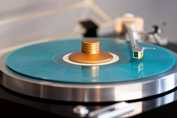 Vintage Stereo Turntable Record Player Tonearm Blue Colored Vinyl Weight — Stock Photo, Image
