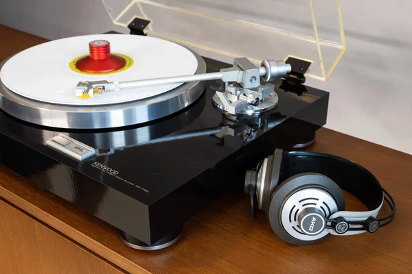 Kenwood Vintage Stereo Plattenspieler Mit Weißer Platte Kopfhörer Und Weight Stockfoto