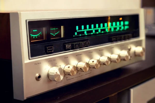 Vintage Stereo Tuner Ontvanger Versterker Front Panel Controls Hoekige Weergave — Stockfoto