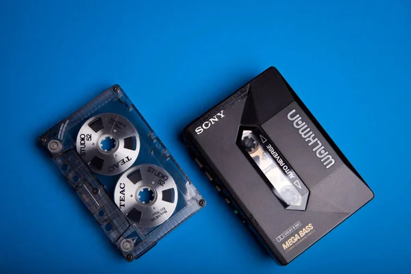 加拿大安大略省 2017年11月20日 索尼随身听个人复古模拟立体声盒式磁带播放器 带金属带带蓝色背景 图库图片
