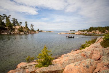 Ontario, Kanada - 23 Haziran 2018: Motorlu tekne Killarney İl Parkı Gölü, Ontario, Kanada
