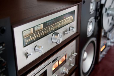 Ontario, Kanada - NOVEMBER 1, 2014: Reel Recorde 'a Reel Hoparlörlü Klasik Ev Stereo Ses Sistemi