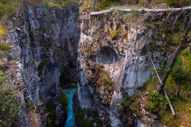 Fırtınalı Dağ Nehri, Mermer Kanyon geçidi, Kootenay Ulusal Parkı, Vermilion Nehri, Britanya Kolumbiyası, Kanada, Güzel Manzarası 'nın ortasından akar.