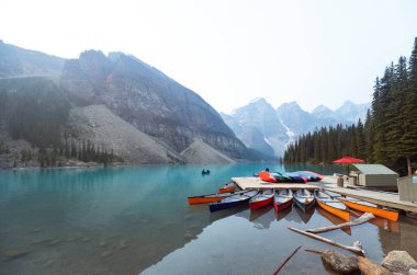 Alberta, Kanada - 4 AĞUSTOS 2021 Moraine Gölü 'nün sularında renkli kayık setleri