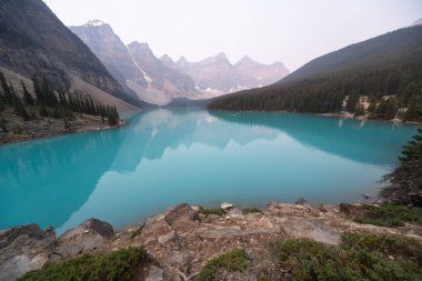 Moraine Gölü Turkuaz Su Aynası Yüzeyi Kanadalı Rocky Dağları Arkasında Yaz Günü Pusları, Banff