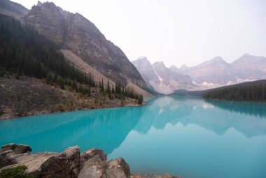 Moraine Gölü Turkuaz Su Aynası Yüzeyi Kanadalı Rocky Dağları Arkasında Yaz Günü Pusları, Banff