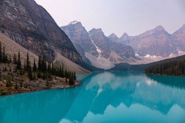 Moraine Gölü Turkuaz Su Aynası Yüzeyi Kanadalı Rocky Dağları Arkasında Yaz Günü Pusları, Banff