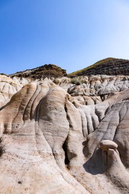 Dünyanın dinozor başkenti Drumheller yakınlarındaki Çorak Topraklar. Kanada 'nın en eşsiz manzaralarından biri: kabadayılar ülkesi, çok renkli kanyonlar ve su ve rüzgar tarafından yontulmuş toprak oluşumları.