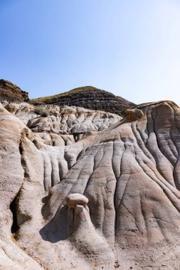 Dünyanın dinozor başkenti Drumheller yakınlarındaki Çorak Topraklar. Kanada 'nın en eşsiz manzaralarından biri: kabadayılar ülkesi, çok renkli kanyonlar ve su ve rüzgar tarafından yontulmuş toprak oluşumları.