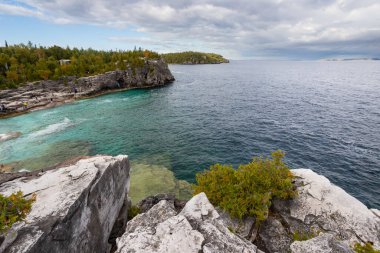 Ontario, Kanada - OCTOBER 08, 2022: Huron Gölü, Georgian Körfezi, Indian Head Cove, Bruce Peninsula Ulusal Parkı, Ontario, Kanada, bulutlu sonbahar günü