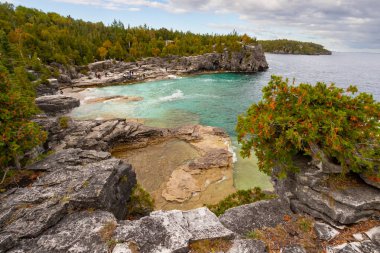 Ontario, Kanada - OCTOBER 08, 2022: Huron Gölü, Georgian Körfezi, Indian Head Cove, Bruce Peninsula Ulusal Parkı, Ontario, Kanada, bulutlu sonbahar günü