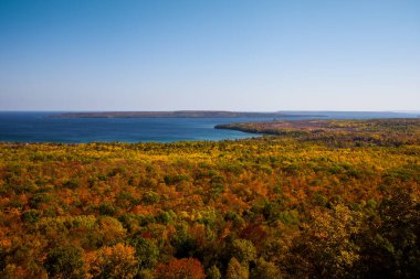 Bruce Yarımadası Huron Huron Patikası 'ndan gözlemlenen Huron Gölü Mavi Suları ile Sunny Day Sonbahar Ormanı Kıyı Hattı. Manzara yukarıdan, Gürcistan Körfezi, Ontario, Kanada