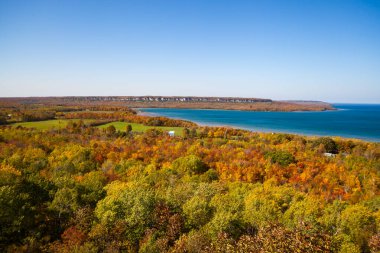 Bruce Yarımadası Huron Huron Patikası 'ndan gözlemlenen Huron Gölü Mavi Suları ile Sunny Day Sonbahar Ormanı Kıyı Hattı. Manzara yukarıdan, Gürcistan Körfezi, Ontario, Kanada