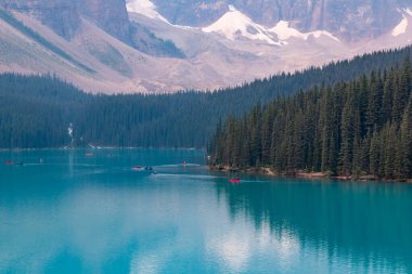 Alberta, Kanada - 4 AUGust 2021: Moraine Gölü 'nün Durgun Su Aynası, Banff Ulusal Parkı, Alberta, Kanada