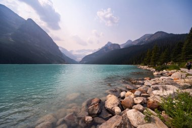 Alberta, Kanada - 4 Ağustos 2021: Louise Gölü Sahil Yürüyüşçüleri Kanada Rocky Dağları Ardında, Banff Ulusal Parkı, Alberta, Kanada