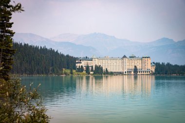 Alberta, Kanada - 4 AUGust 4, 2021 Fairmont Chateau Lake Louise Kanada Rocky Dağları, Yaz Günü, Alberta, Kanada, Banff Ulusal Parkı