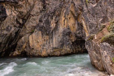 Dağdaki Buzul Nehrinin Hızlı Kristal Net Akıntıları Kayadaki Çatlaklar, Kanada Kayalıkları, Banff Ulusal Parkı, Alberta, Kanada