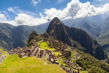 Machu Picchu, Peru - 10 Mayıs 2018: İnka İmparatorluğu Antik Tapınak Harabelerini İzleyen Turistler, Huayna Picchu Dağı Tepesi, Kayıp Başkent Machu Picchu, Unesco Dünya Mirası sahası, Peru, Güney Amerika