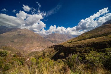 And Dağları yakınlarındaki Kutsal Vadi manzarası Pisac kasabası, dramatik güneşli yaz günü, Peru, Güney Amerika