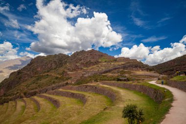 Antik tarım terasları ve Cusco yakınlarındaki Pisac kasabasının İnka harabeleri, Andes Kutsal Vadisi Muhteşem Manzarası, Peru, Güney Amerika
