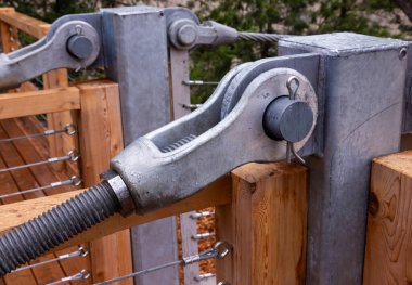 Heavy Duty Metal Köprüsü Kablo Hızlandırma Mekanizması Golden Skybridge Kilitleri, Kanada 'nın En Yüksek Askı Köprüsü, Yakın plan Manzarası, British Columbia, Kanada