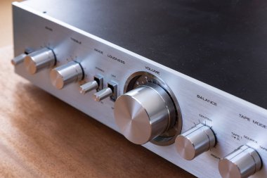 Vintage Audio Stereo Gear - Geniş Ses Denetimi Düğmesi ve Diğer Denetimli Yükseltici Metal Ön Paneli, Açılı Görünüm Kapatma
