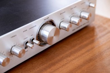 Vintage Audio Stereo Gear - Geniş Ses Denetimi Düğmesi ve Diğer Denetimli Yükseltici Metal Ön Paneli, Açılı Görünüm Kapatma