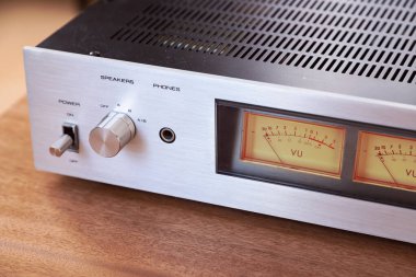 Vintage Audio Stereo Gear - Geniş VU Metre Güç Anahtarı, Hoparlör Anahtarı ve Telefonlar Terminali, Açılı Görünüm Kapanışı ile Güç Yükseltici Metal Ön Paneli 