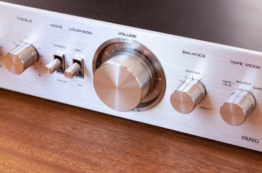 Vintage Audio Stereo Gear - Geniş Ses Denetimi Düğmesi ve Diğer Denetimli Yükseltici Metal Ön Paneli, Açılı Görünüm Kapatma 