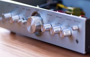 Vintage Audio Stereo Gear - Geniş Cilt Denetimi Düğmesi ve Diğer Denetimli Yükseltici Metal Ön Paneli, Üst Kapak Açık, Açılı Kapalı Görünüm  