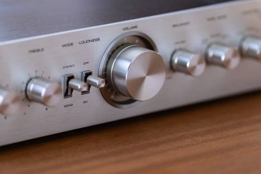 Vintage Audio Stereo Gear - Geniş Ses Denetimi Düğmesi ve Diğer Denetimli Yükseltici Metal Ön Paneli, Açılı Görünüm Kapatma 