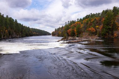 Recollet Şelalesi 'nin Fransız Nehri' ndeki hızlı su şelaleleri. Killarney, Ontario, Kanada 'daki Fransız Nehri İl Parkı' nda Gri Fırtınalı Sonbahar Günü