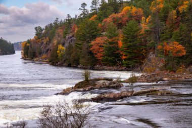 Recollet Şelalesi 'nin Fransız Nehri' ndeki hızlı su şelaleleri. Killarney, Ontario, Kanada 'daki Fransız Nehri İl Parkı' nda Gri Fırtınalı Sonbahar Günü