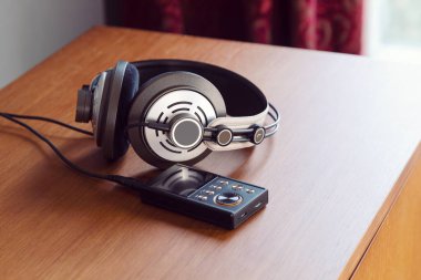 Müzik Dinleme Kültürü Konsepti, taşınabilir MP3 Medya Oynatıcı ve Ahşap Rafta Tam Boyut Kulaklıkları içerir
