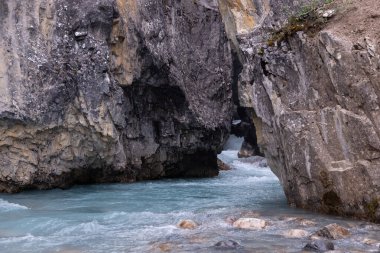 Dağdaki Buzul Nehrinin Hızlı Kristal Net Akıntıları Kayadaki Çatlaklar, Kanada Kayalıkları, Banff Ulusal Parkı, Alberta, Kanada