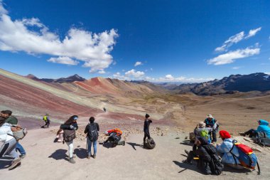 Gökkuşağı Dağı, Peru - 12 Mayıs 2018: Sırt çantası Turist Yürüyüşçüleri Gökkuşağı Dağı 'na tırmanmaya hazırlanın. Vinicunca Park, Peru, Güney Amerika 'da güneşli bir bahar günü. Gerçek Renkler.